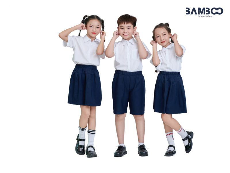 Áo sơ mi trắng + váy xếp ly xanh dương