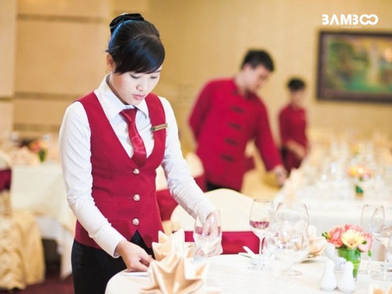 Đồng phục nhà hàng tiệc cưới chú trọng thiết kế với phong cách tinh tế, gọn gàng và thanh lịch