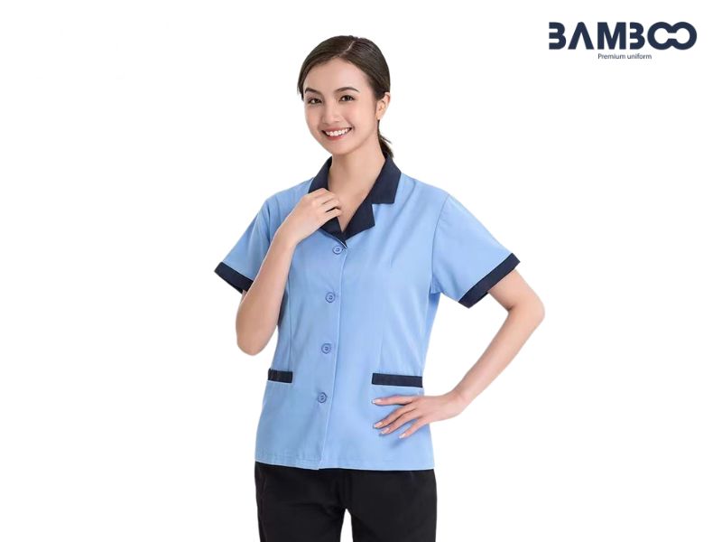Đồng phục nhân viên vệ sinh spa giá 150.000–300.000 VNĐ/bộ, ưu tiên bền, gọn và tiện dụng
