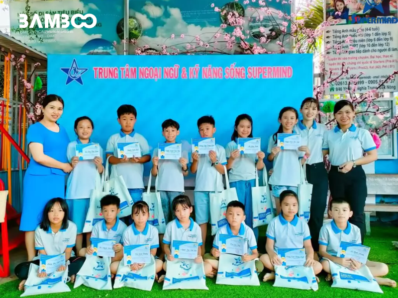 Đồng phục trung tâm ngoại ngữ chuyên nghiệp trong môi trường giáo dục