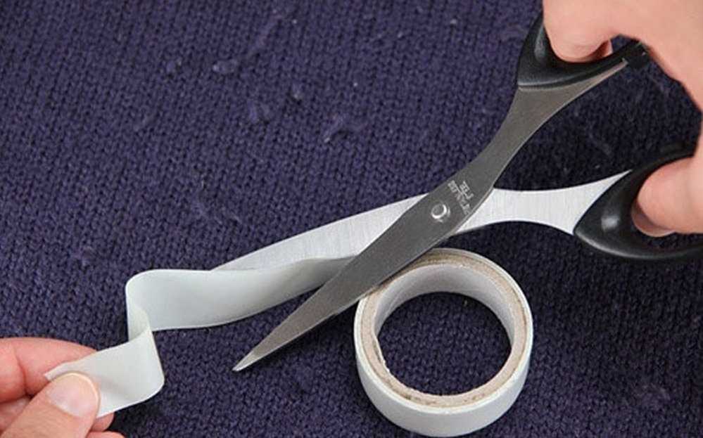 dùng băng keo xử lý quần áo bị xù lông
