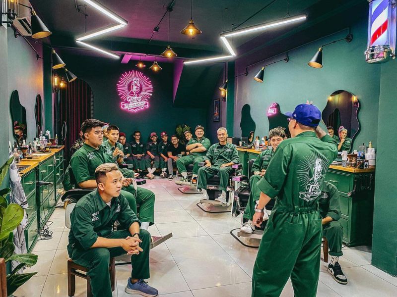 Đồng phục barber shop khẳng định đẳng cấp, gắn kết đội ngũ và công cụ truyền thông hiệu quả cho salon