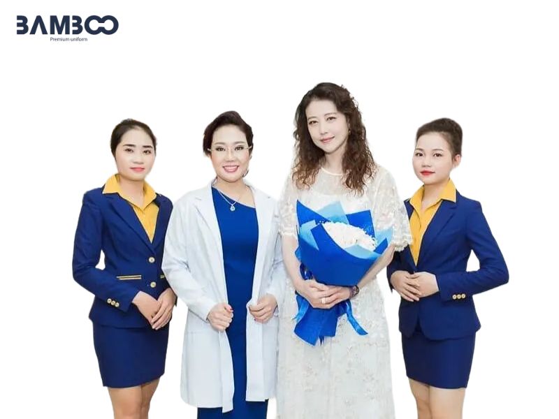 Đồng phục nhân viên lễ tân bệnh viện đóng vai trò là công cụ định vị thương hiệu và khẳng định đẳng cấp dịch vụ của cơ sở y tế