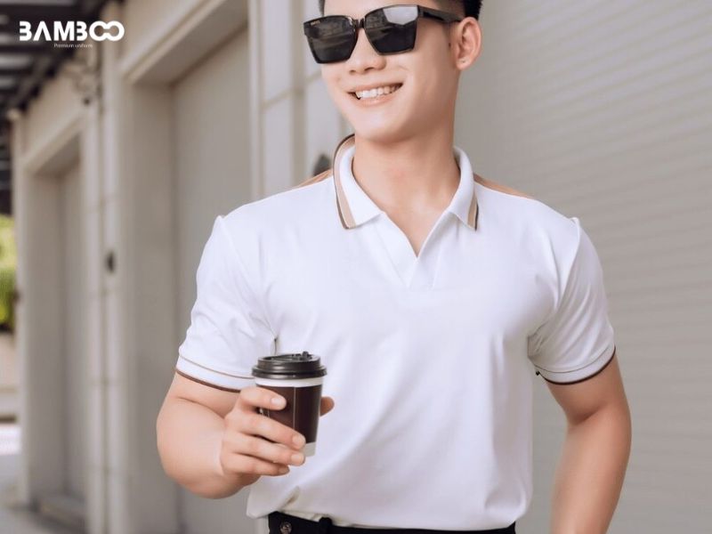 Đồng phục màu trắng sạch sẽ, chuyên nghiệp dễ phối hợp với nhiều kiểu trang phục