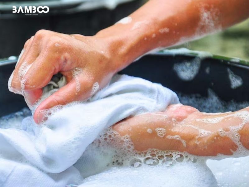 Quần áo may bằng vải cotton có thể giặt bằng máy ở chế độ nhẹ hoặc giặt tay