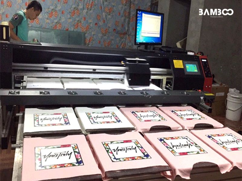 In chuyển nhiệt hoạt động bằng cách làm nóng lớp phủ trên ribbon để hình ảnh bám chặt vào bề mặt chất liệu