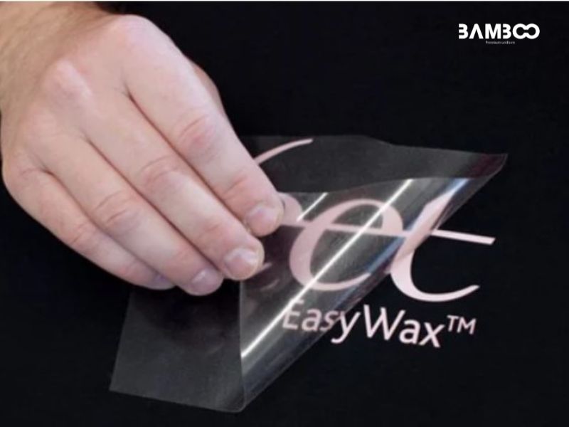 In decal áo thực hiện bằng cách in mực lên nhãn decal có lớp keo sẵn, sau đó sử dụng nhiệt hoặc làm ẩm rồi để khô