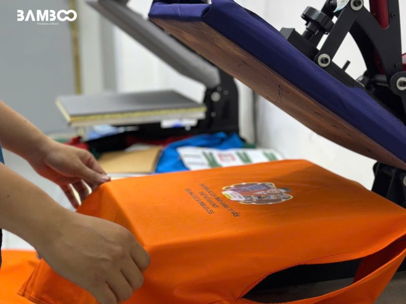 In logo lên áo đồng phục bằng phương pháp chuyển nhiệt