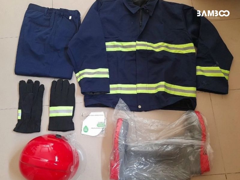 Áo PCCC được thiết kế dạng dài tay che chắn toàn bộ phần cánh tay, giảm nguy cơ bỏng hay chấn thương