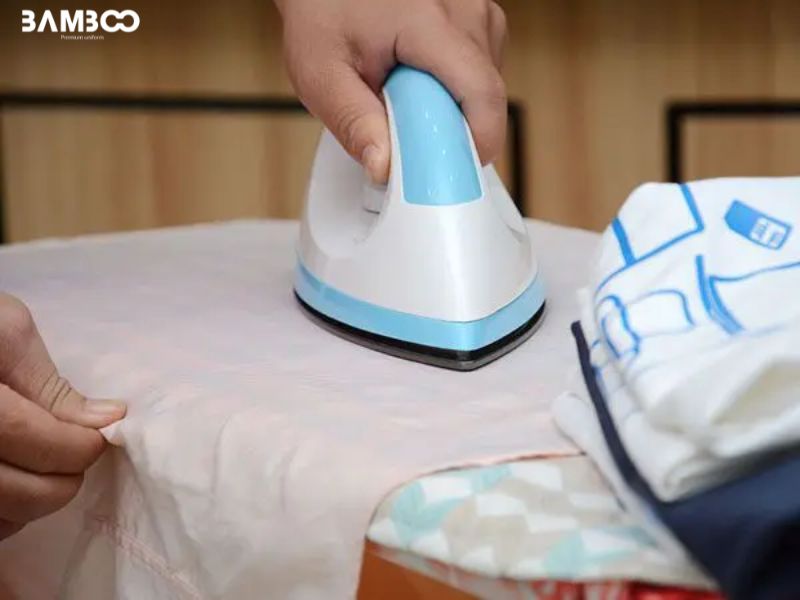 Ủi đồng phục công sở đúng cách giúp nâng cao hình ảnh chuyên nghiệp và tăng độ bền cho trang phục