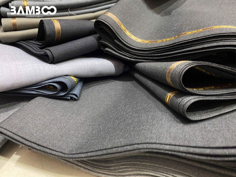 Chọn vải may vest đồng phục cần lưu ý đến trọng lượng và kiểu dệt để đảm bảo sự thoải mái