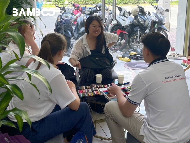 May đồng phục giá rẻ chọn vải phù hợp, thiết kế đơn giản, hạn chế in thêu và chọn xưởng uy tín