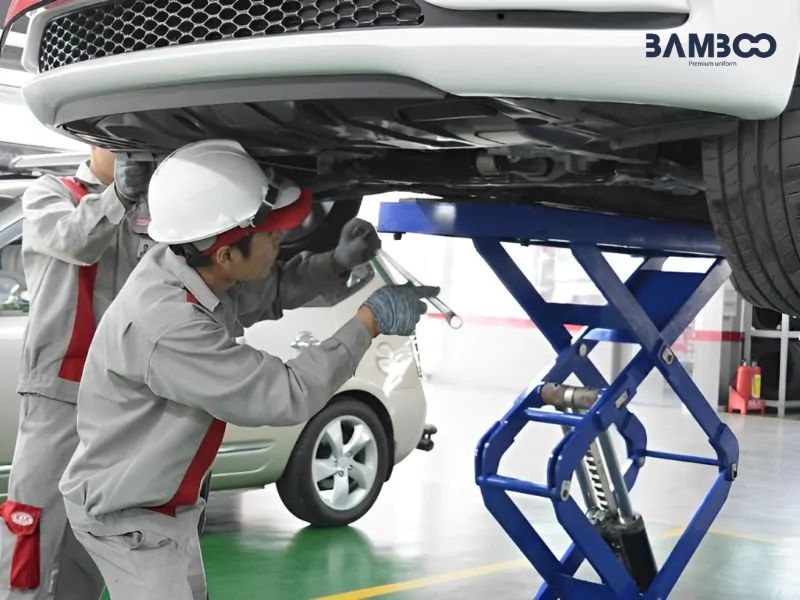 May đồng phục gara ô tô cần chọn chất liệu phù hợp, sự thoáng mát, thấm hút mồ hôi và chống bám bẩn