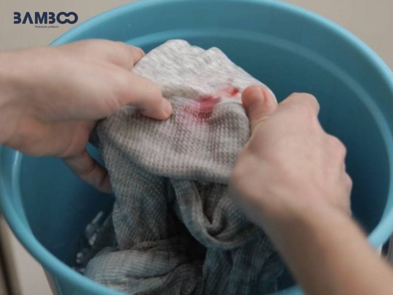 Tẩy vết bẩn quần áo màu tránh tẩy mạnh, thử thuốc trước, giặt riêng, dùng nước lạnh