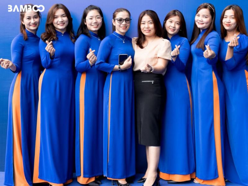 May áo dài đồng phục công sở yêu cầu sự cân nhắc kỹ về kiểu dáng, chất liệu, màu sắc và phụ kiện đi kèm