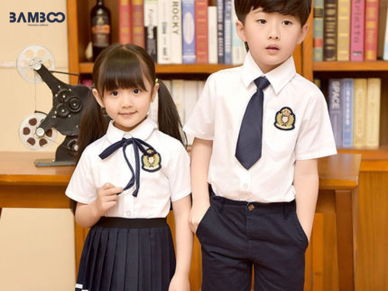 May quần áo đồng phục học sinh cấp 1 không nên dùng sợi vải hóa học và nên chọn kích thước phù hợp