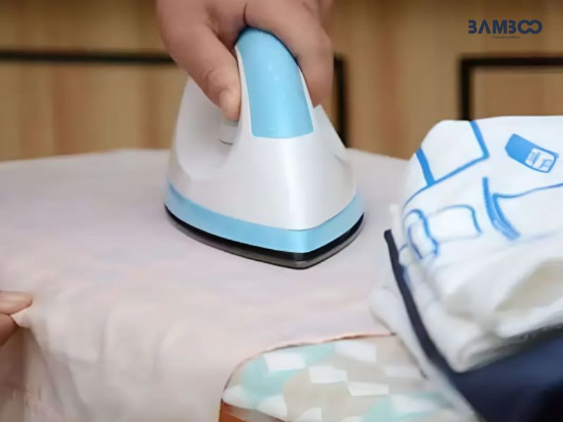 Không ủi áo thun khi còn ướt để tránh làm biến dạng sợi vải, gây co rút hoặc hỏng bề mặt áo