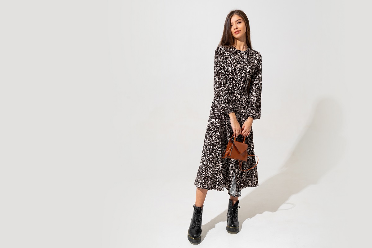 May chân váy đồng phục mặc cùng giày gì