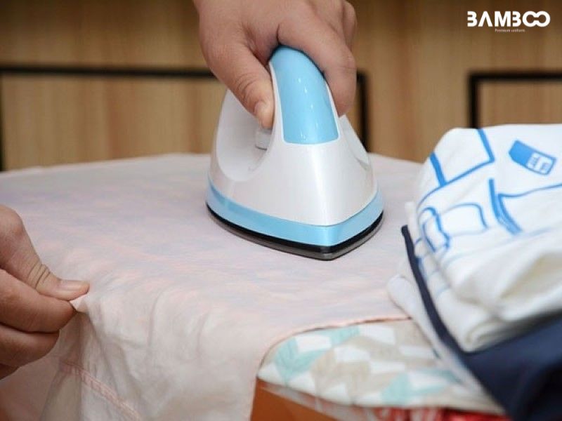 Mẹo xử lý áo thun đồng phục bị co vải bằng bàn là