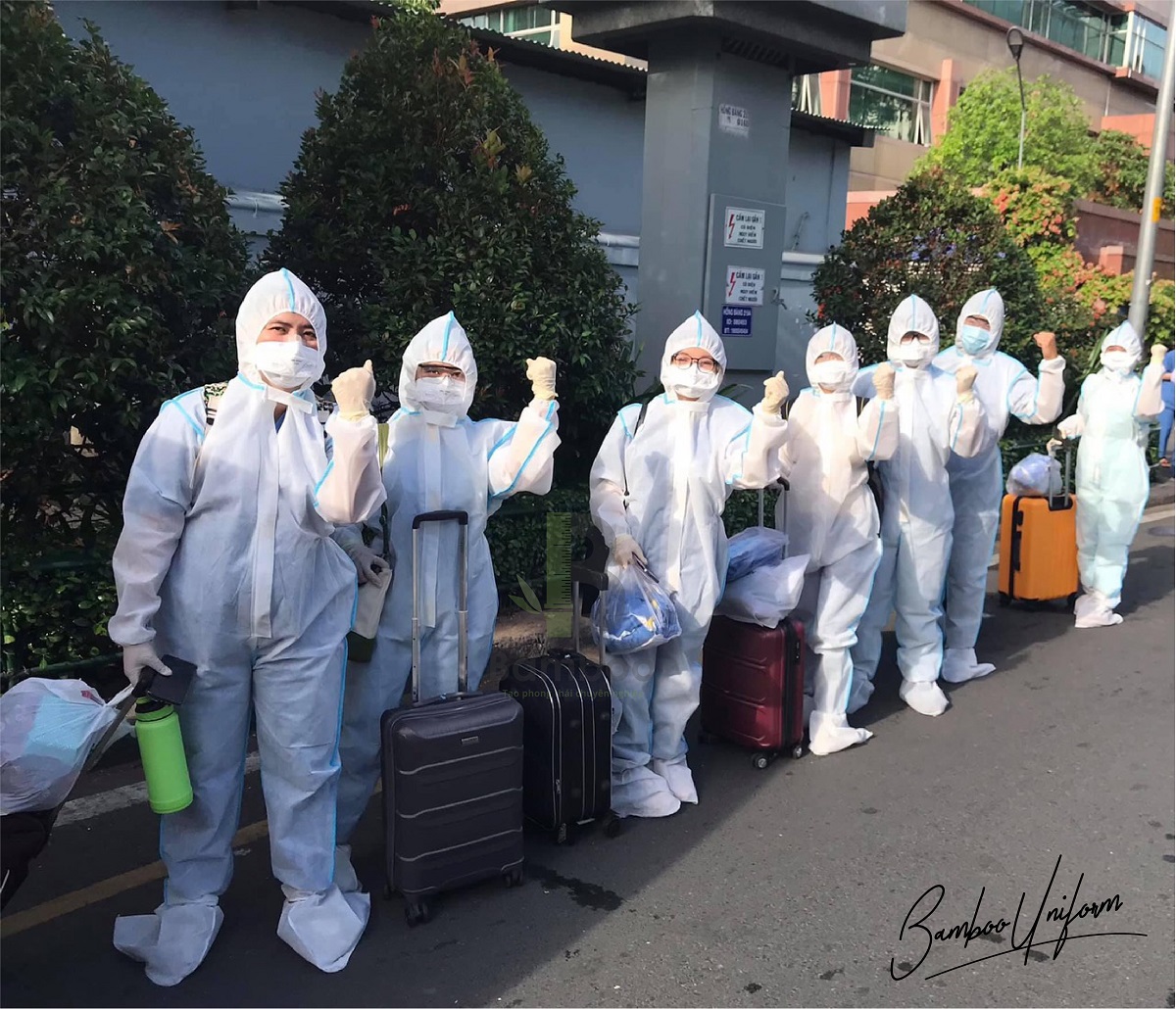 Cấu tạo của quần áo bảo hộ y tế bao gồm bộ quần áo liền thân đi kèm với các phụ kiện