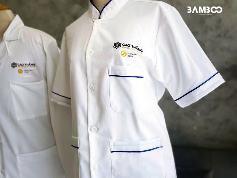 In logo lên ngực trái áo đồng phục