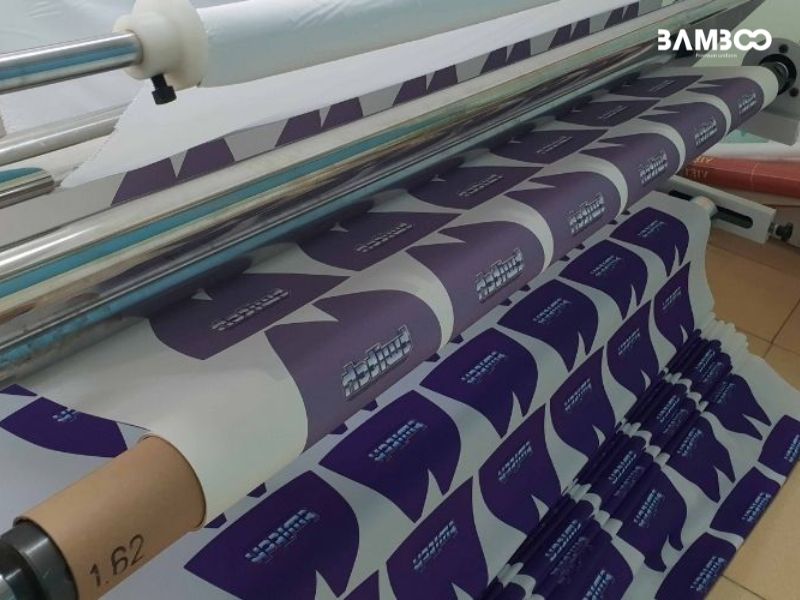 Nguyên lý của in chuyển nhiệt dựa trên việc đưa các thiết kế, hình ảnh hoặc chữ viết từ giấy in chuyển nhiệt lên sản phẩm