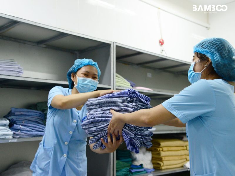 Nơi bảo quản trang phục cần khô ráo, tránh ánh nắng trực tiếp và độ ẩm cao