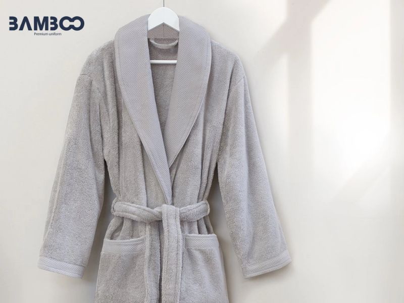 Áo choàng massage được sử dụng phổ biến gồm sợi bông xù giữ ấm và tổ ong nhẹ, thoáng, nhanh khô
