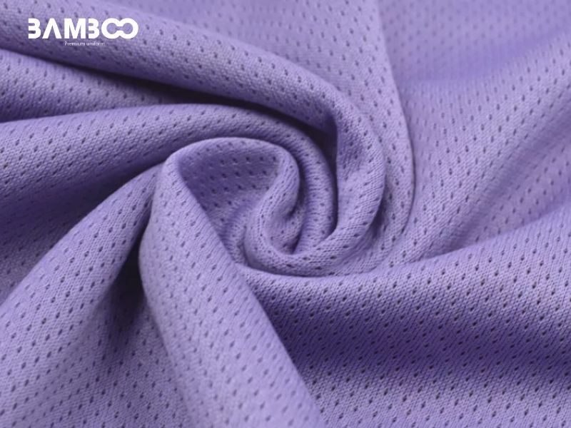 Có thể nhận biết vải kháng khuẩn qua trải nghiệm mặc thực tế, khả năng khử mùi khi ẩm, chứng chỉ kiểm định và tốc độ thoát ẩm của bề mặt vải