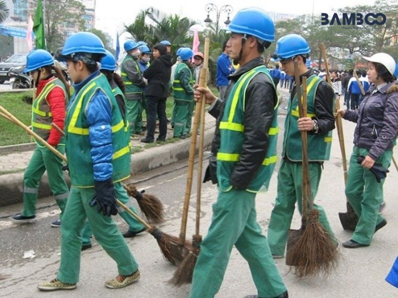 Quần áo bảo hộ vệ sinh môi trường sử dụng gam màu sáng kết hợp với dải phản quang nổi bật
