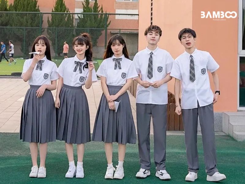 Đồng phục học sinh cấp 2 được in logo hoặc biểu tượng riêng của từng trường, dành cho bậc trung học cơ sở