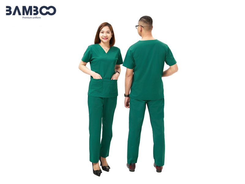 Quần phẫu thuật ống đứng, cạp chun linh hoạt, dài tới mắt cá giúp bác sĩ vận động dễ dàng