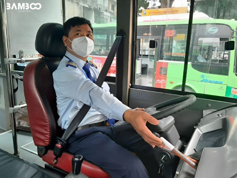 Đồng phục cho tài xế nên thiết kế đơn giản, gọn gàng để không gây cản trở khi thao tác