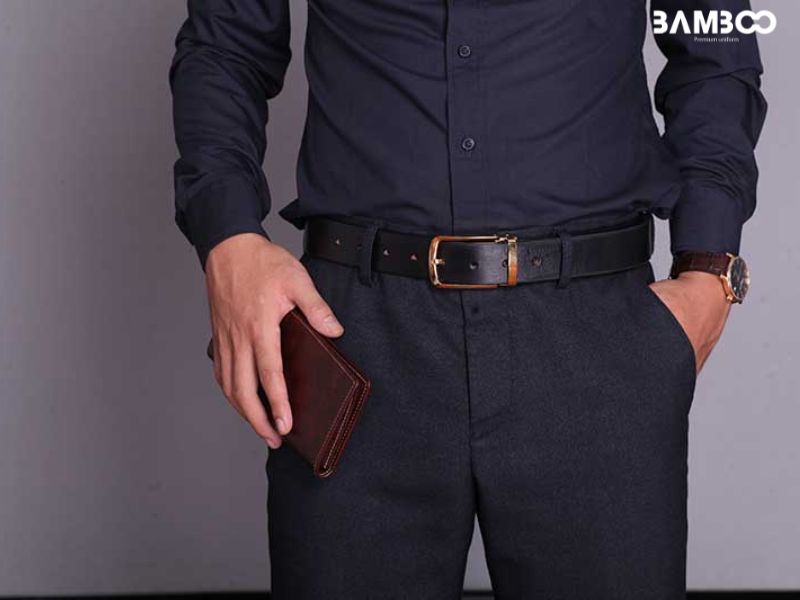 Quy tắc thời trang công sở sơ vin phải đeo thắt lưng