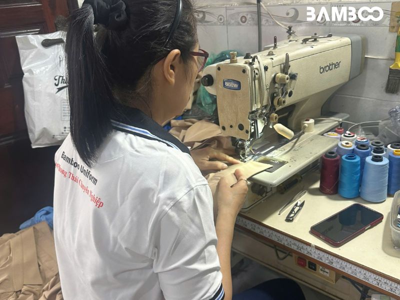 Quy trình may áo bảo hộ nhân viên kỹ thuật màu xám