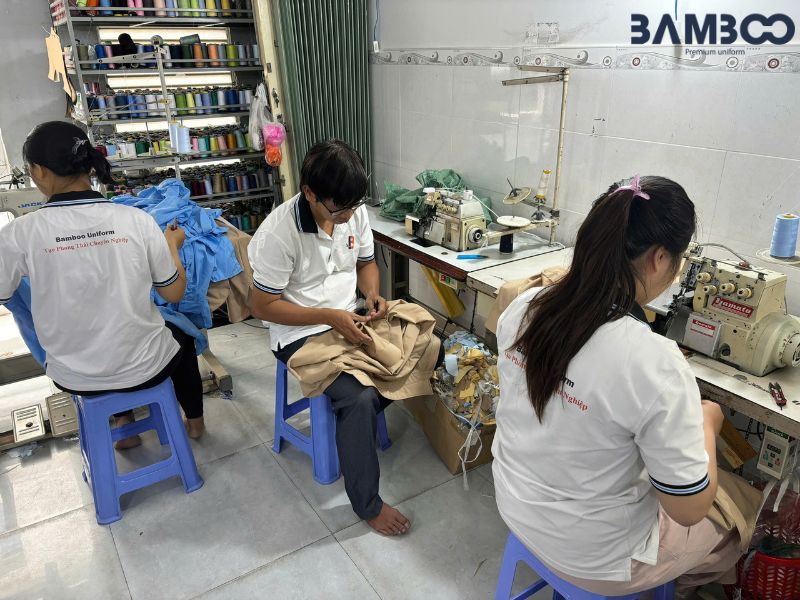 Quy trình may áo khoác bảo hộ mùa đông màu nâu đỏ