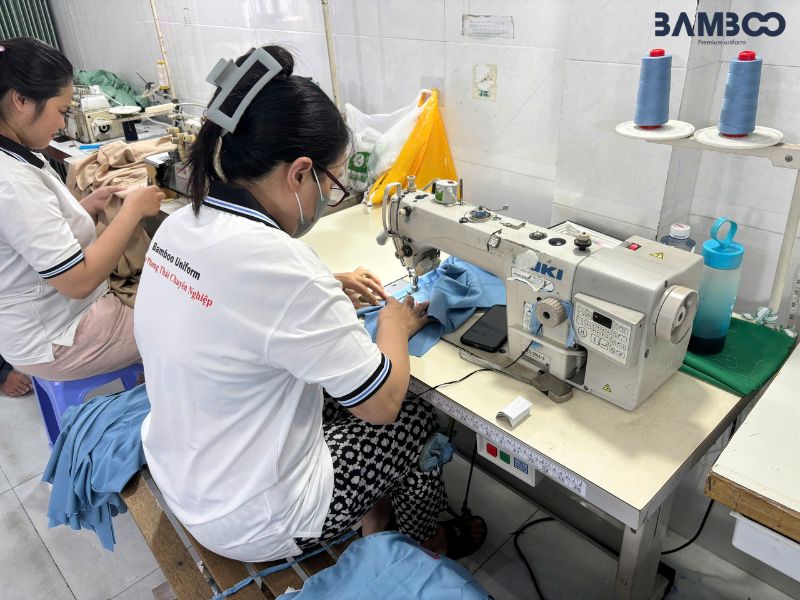 Quy trình may mẫu áo khoác gió trắng xám