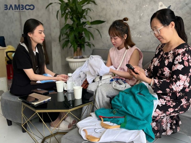 Bamboo Uniform may áo thun polo đồng phục trắng viền đen chuyên nghiệp