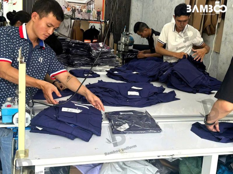 Quy trình may bộ đồ bảo hộ kỹ thuật xám viền xanh