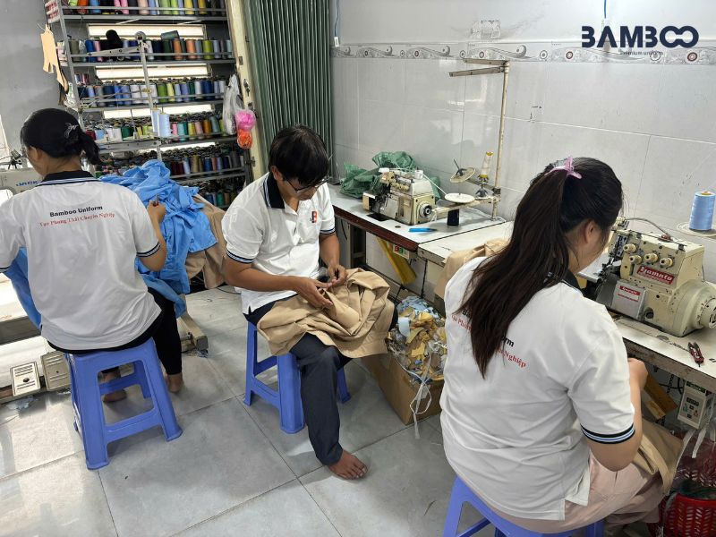 Quy trình may bộ quần áo bảo hộ nhân viên kỹ thuật xám đỏ