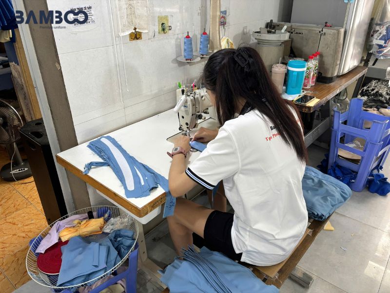 May mũ bếp đỏ gồm thiết kế, cắt vải, may ráp, hoàn thiện và kiểm tra chất lượng
