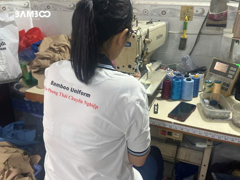 Quy trình may mẫu tạp dề đồng phục ngắn màu cam tại Bamboo Uniform