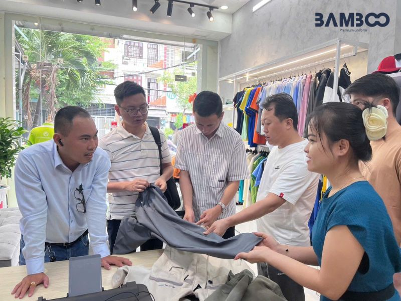 Quy trình đặt may vest gồm liên hệ, gửi yêu cầu, nhận báo giá và ký hợp đồng