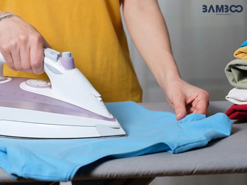 Ủi trang phục y tế ở nhiệt độ phù hợp, tránh tác động trực tiếp lên các chi tiết