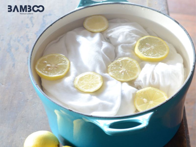 Sử dụng nước cốt chanh tẩy vết ố vàng áo đồng phục