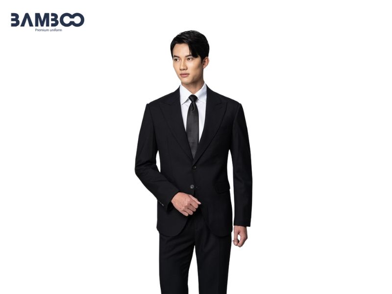 Phối màu caravat hài hòa với vest giúp tôn vẻ chuyên nghiệp và tự tin