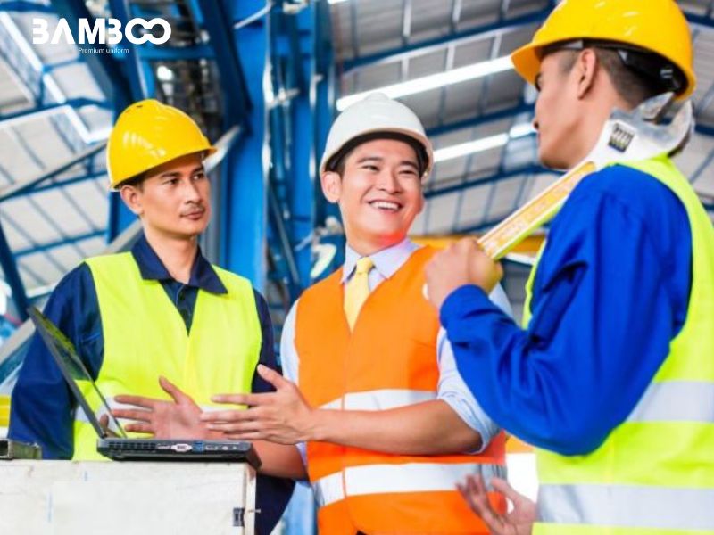 May đồng phục bảo hộ nên chọn màu sắc và kiểu dáng phù hợp