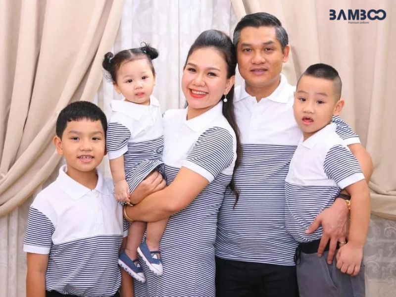 May đồng phục cho gia đình nên chọn màu sắc hài hòa, thiết kế tinh giản