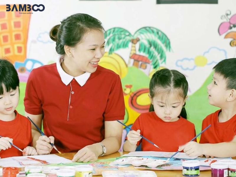 May đồng phục giáo viên mầm non ưu tiên thoải mái, bền, gọn gàng, dễ giặt, an toàn cho trẻ