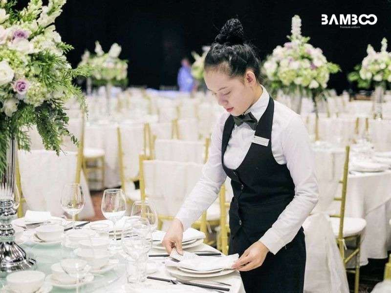 May đồng phục nhà hàng tiệc cưới cần gọn gàng, lịch sự, màu sắc hài hòa và sang trọng